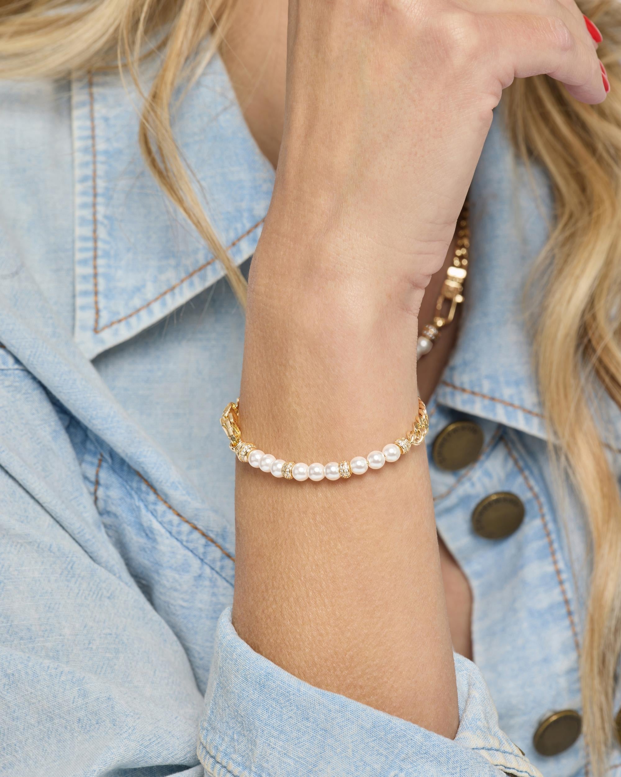 Melinda Maria Julian Loves Pearls Bracelet 5mm gold, worn on wrist