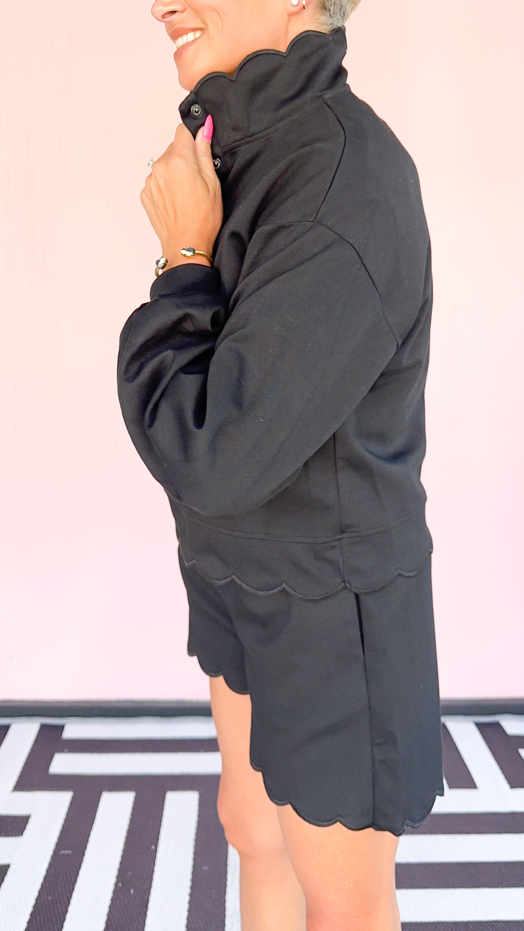 Sally Scalloped Edge Top/Black