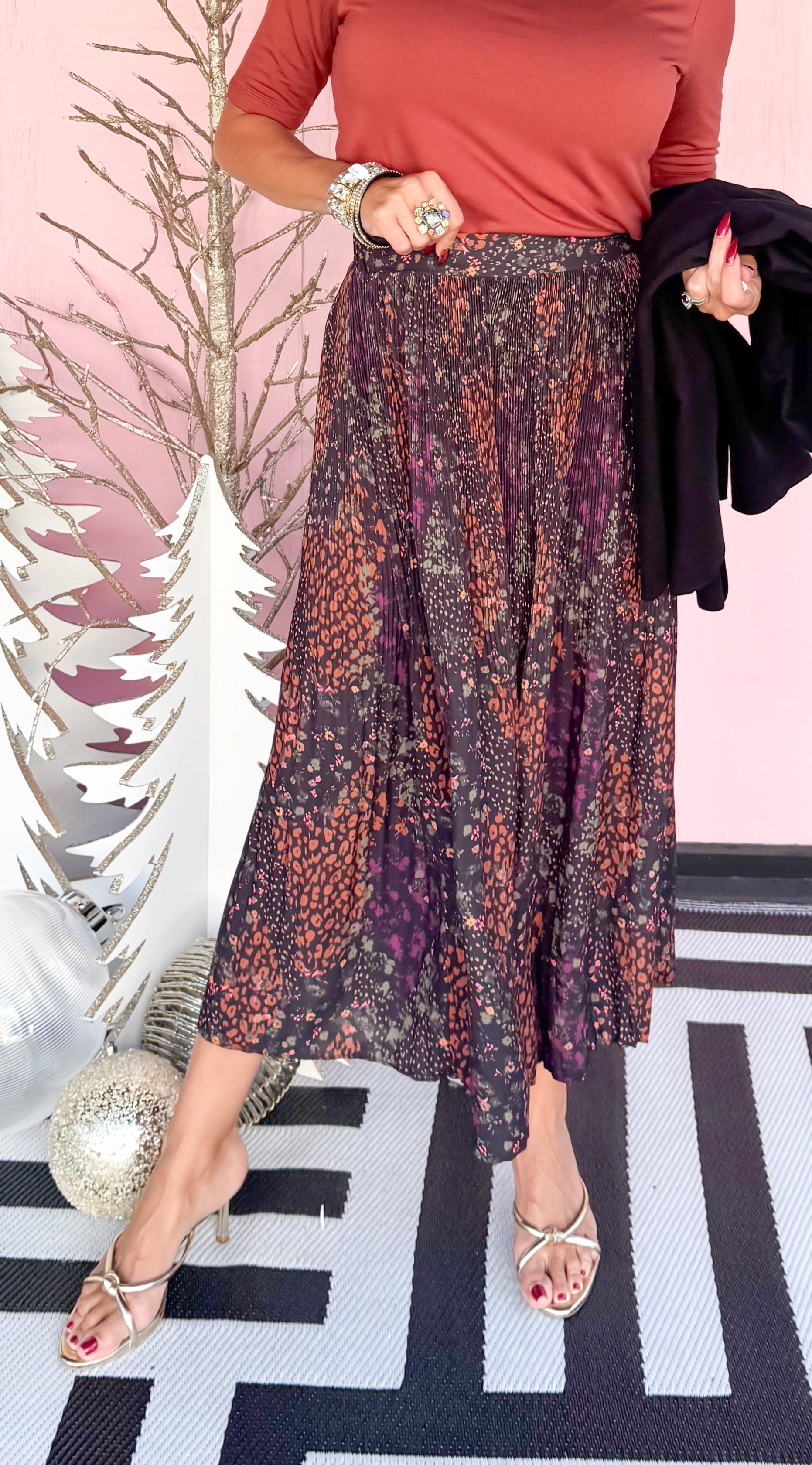 Pleated Floral Midi Skirt/Black