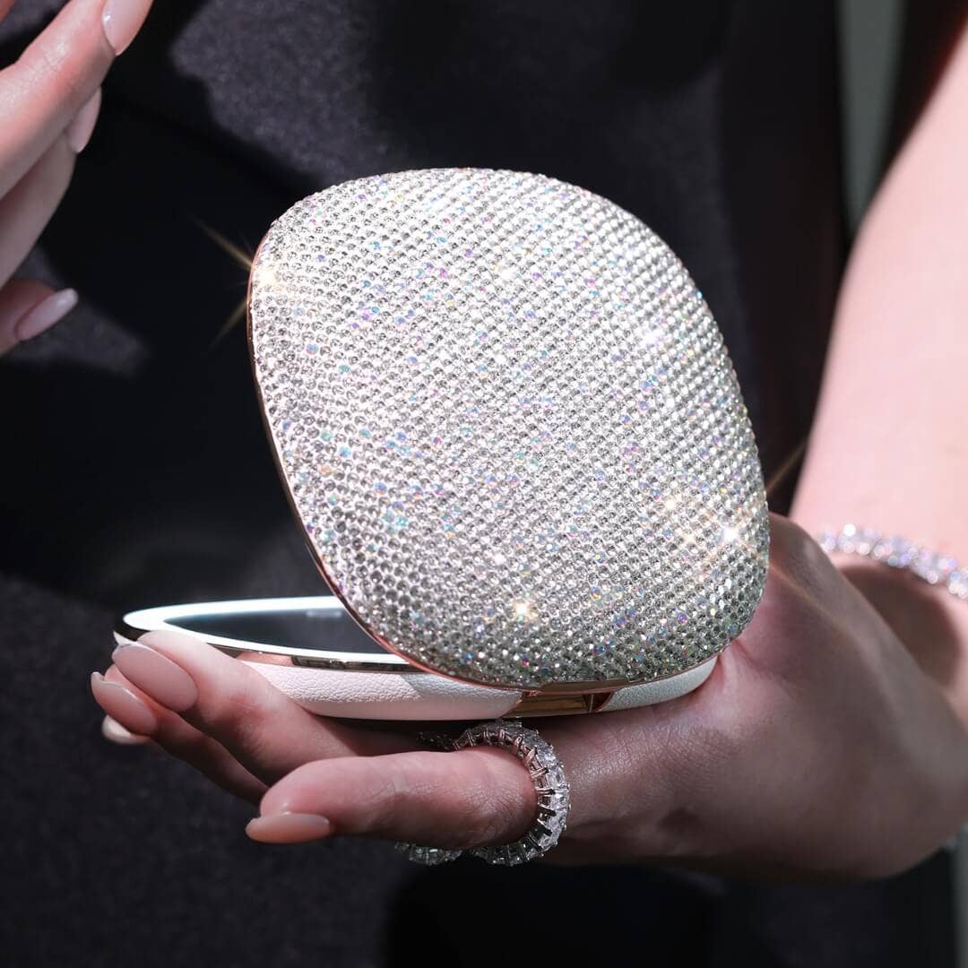 Mila 2 luxe compact mirror with LED lights product photo - close-up - BLVD Boutik