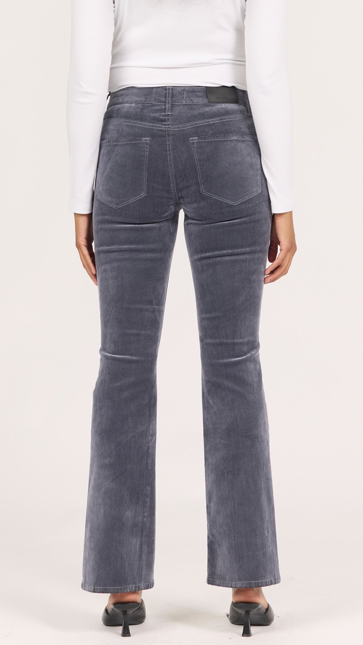 Back view of smoke and mirrors gray Jaxtyn bootcut pants showing the back pockets